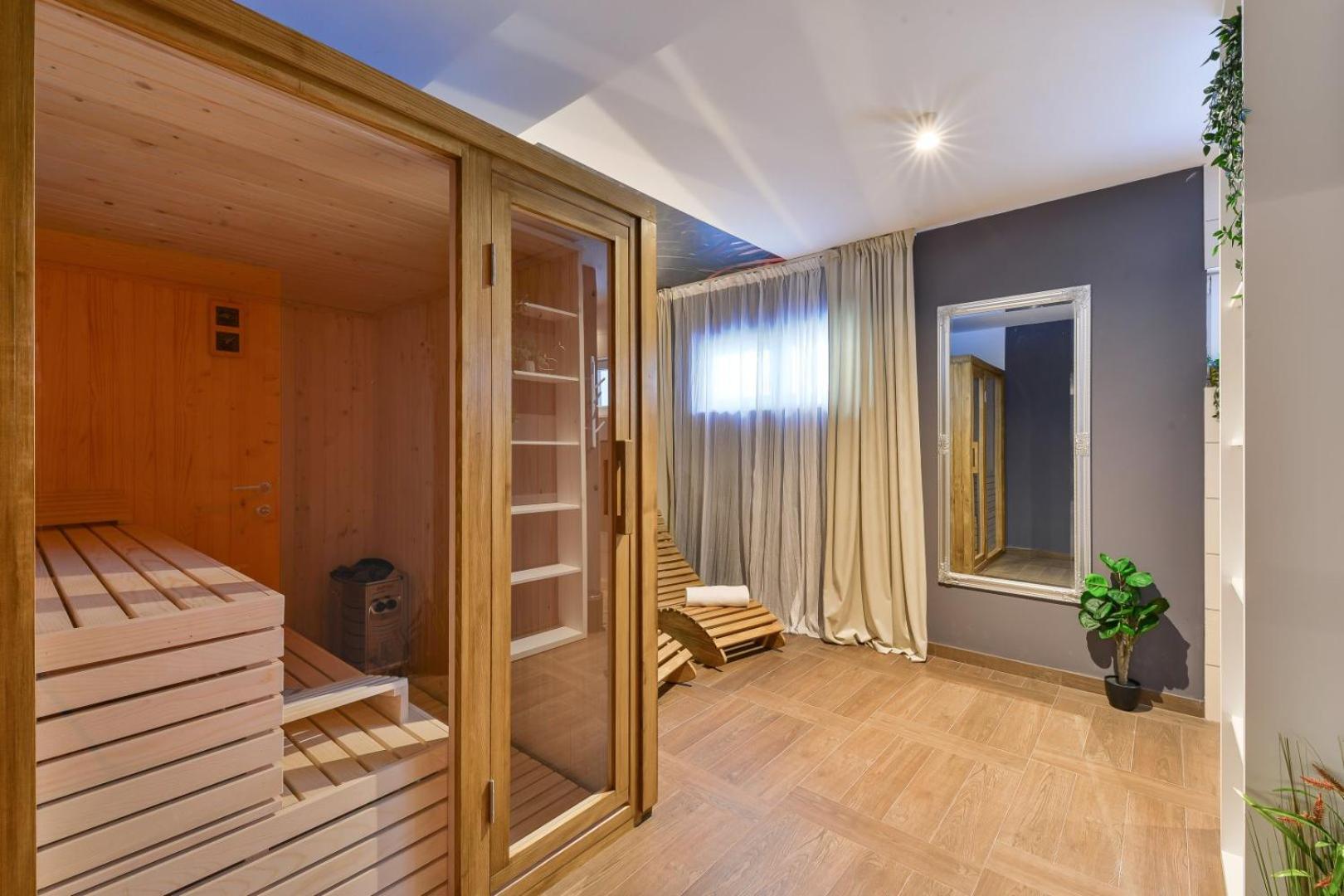 Crowonder Adriana - With Heated Swimming Pool, Jacuzzi And Sauna * Zara