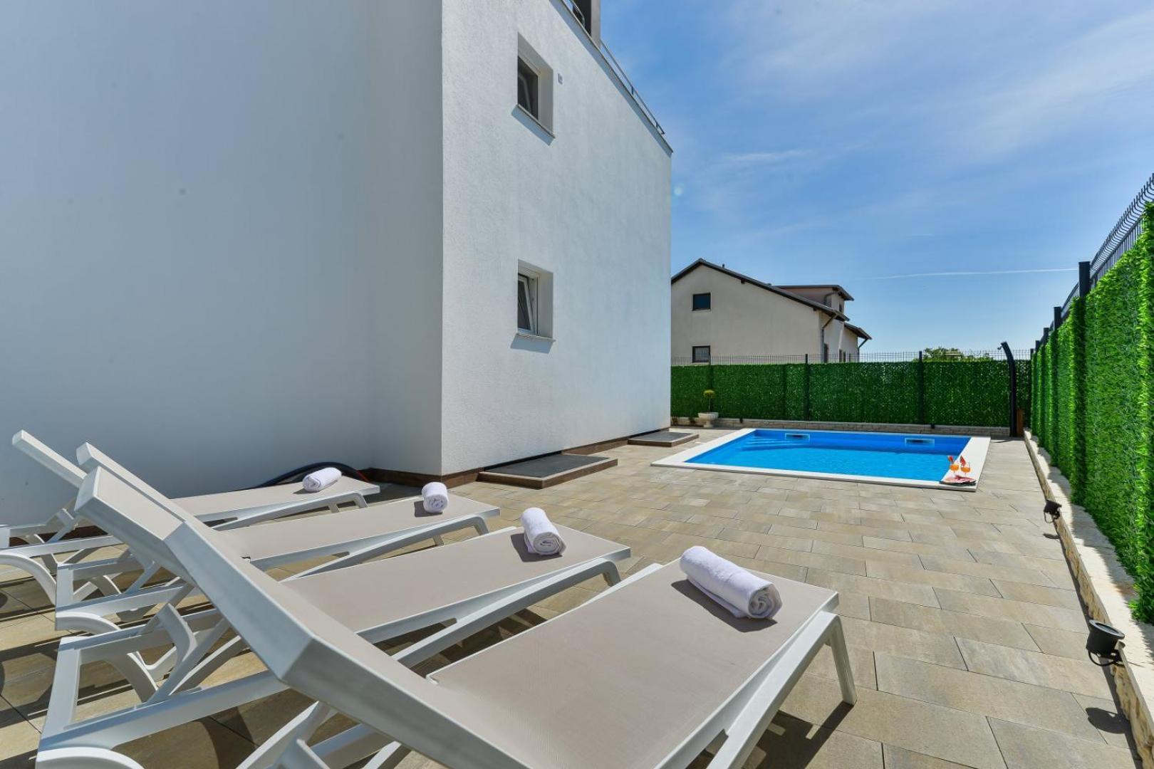 Crowonder Adriana - With Heated Swimming Pool, Jacuzzi And Sauna * Zara